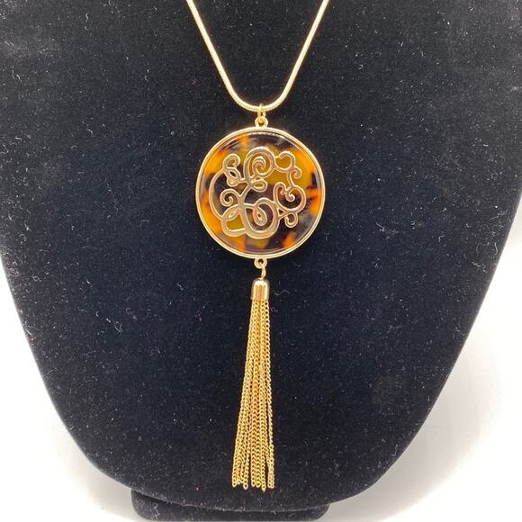 New Fashion Jewelry Tortoiseshell Disk Pendant Monogrammed Letter E Necklace - Picture 2 of 7